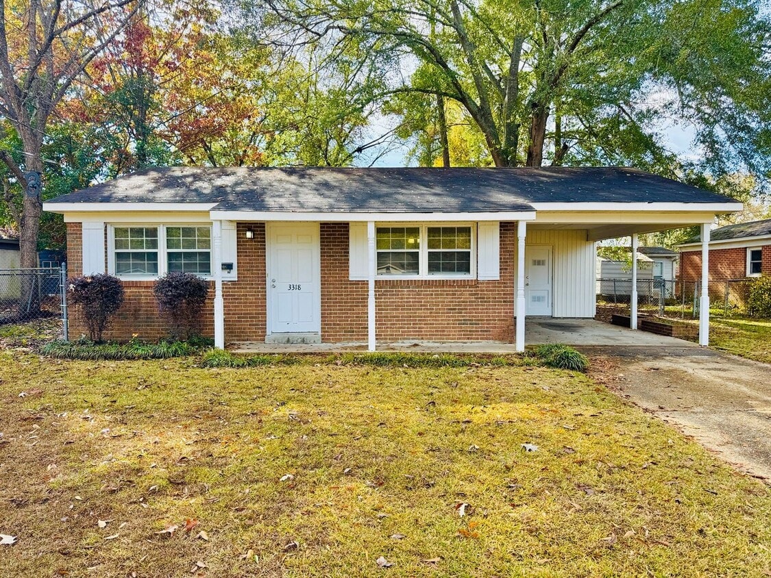 Foto principal - Charming 3-Bedroom Home with Cozy Living Spaces!