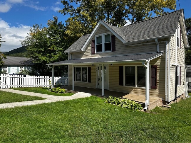 Building Photo - Black Mountain Rental