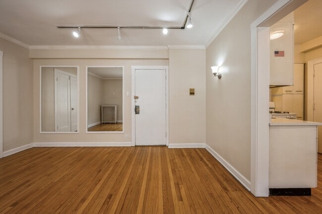 Building Photo - 2326 N Lincoln Park W