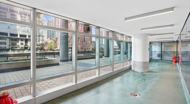 Foto del edificio - 339 W Wolf Point Plaza