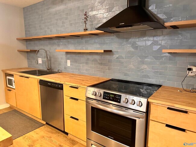 Building Photo - 421 NE Russell St