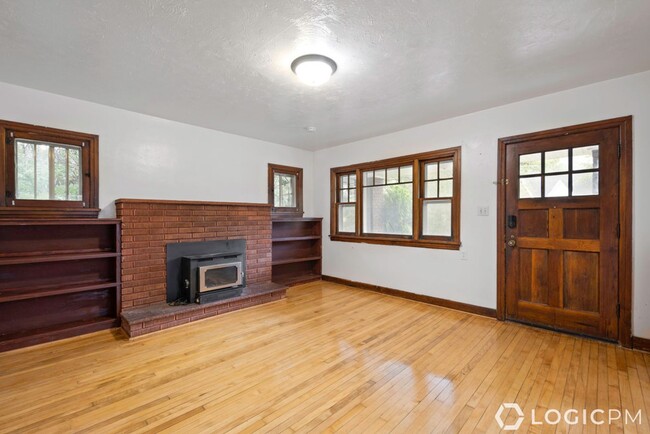 Building Photo - Newly Remodeled Downstairs Duplex Unit in ...