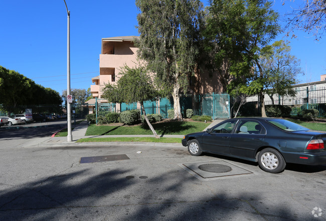 Foto del edificio - Simpson Saticoy Apartments