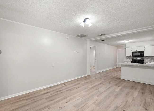 Building Photo - Light, Bright & Airy 3 Bedroom