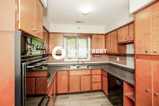 Foto del edificio - 3 Bedroom Pet-Friendly Home in Indianapolis, IN with Main Street Renewal