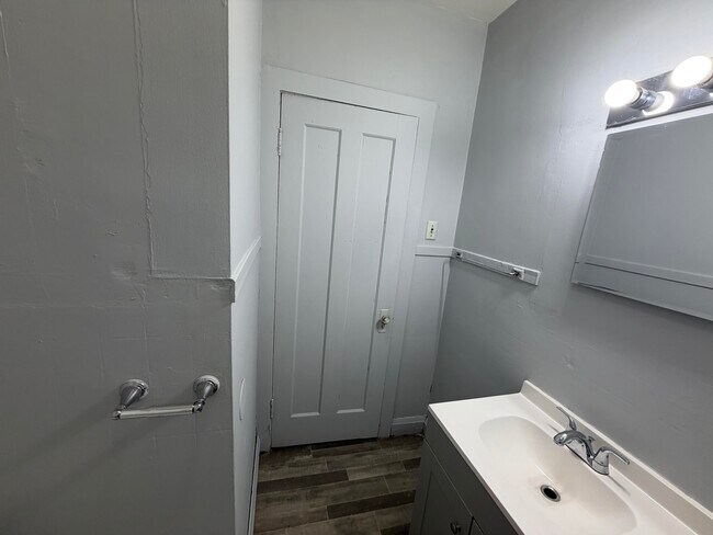 Building Photo - 208 Stroup-