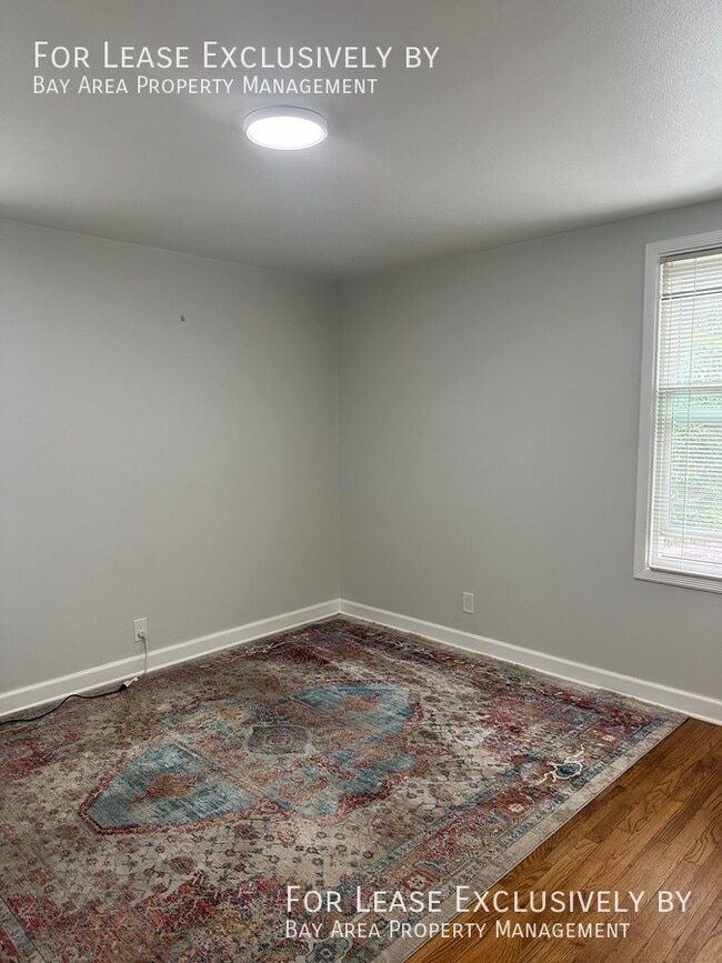 Building Photo - 2BR/1BA Home located on beautiful street n...