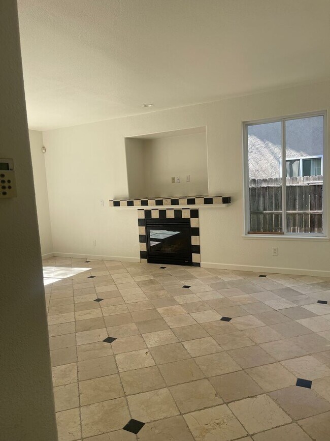 Foto del edificio - Beautiful 3-Bedroom Family Home in Desirable Northeast Stockton