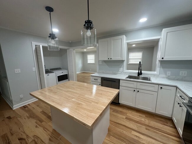 Foto del edificio - 3 Bedroom 2 Bathroom Spilt Unit in Wilmington