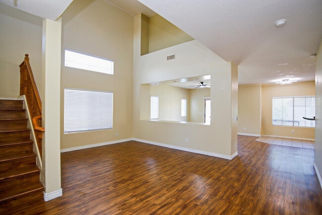 Building Photo - 512 E Rainbow Dr