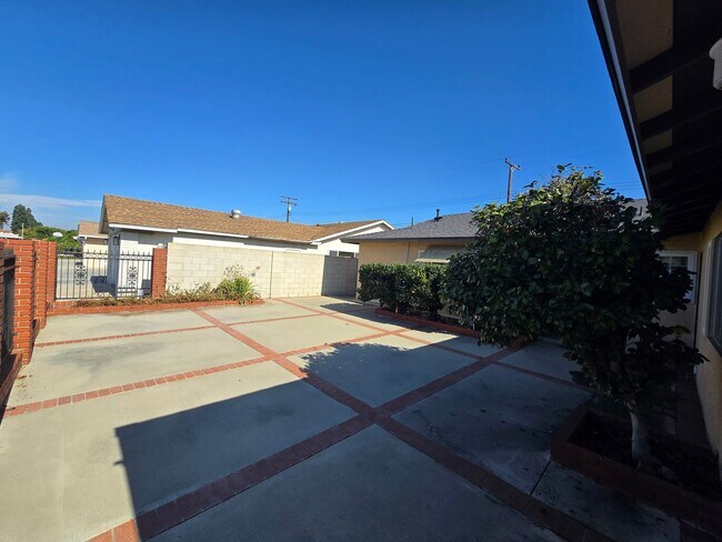 Building Photo - 4 Bedroom 2 Bath Home