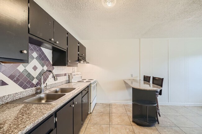 Foto del edificio - 1 Bedroom 1 Bathroom Condo Minutes from Th...