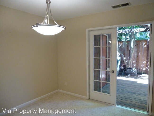 Building Photo - 2340 Westcliffe Ln
