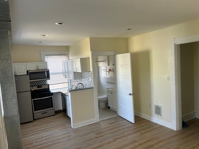 Large studio - 1127 S 48th St