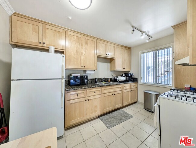 Foto del edificio - 440 Raymond Ave