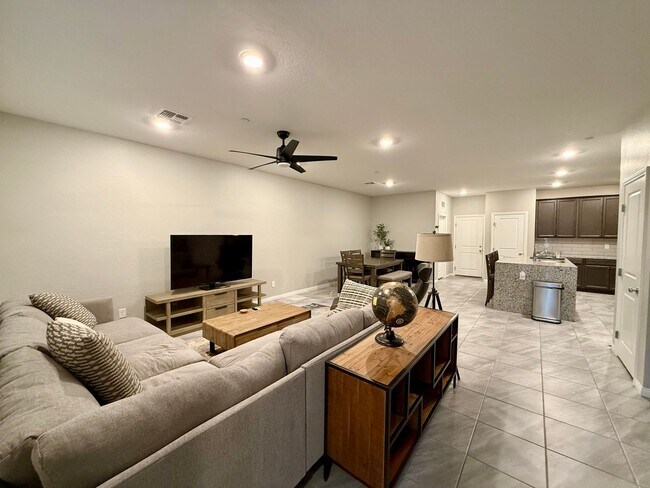 Building Photo - 3/BD 2.5/BA Luxury Furnished Townhome! Bri...
