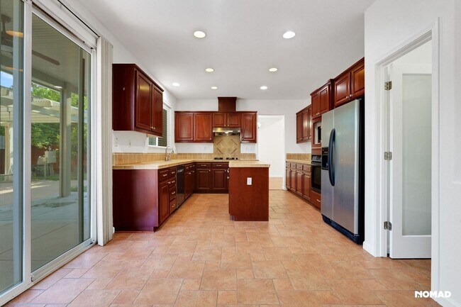 Building Photo - Stunning 4BR House with solar heated pool ...