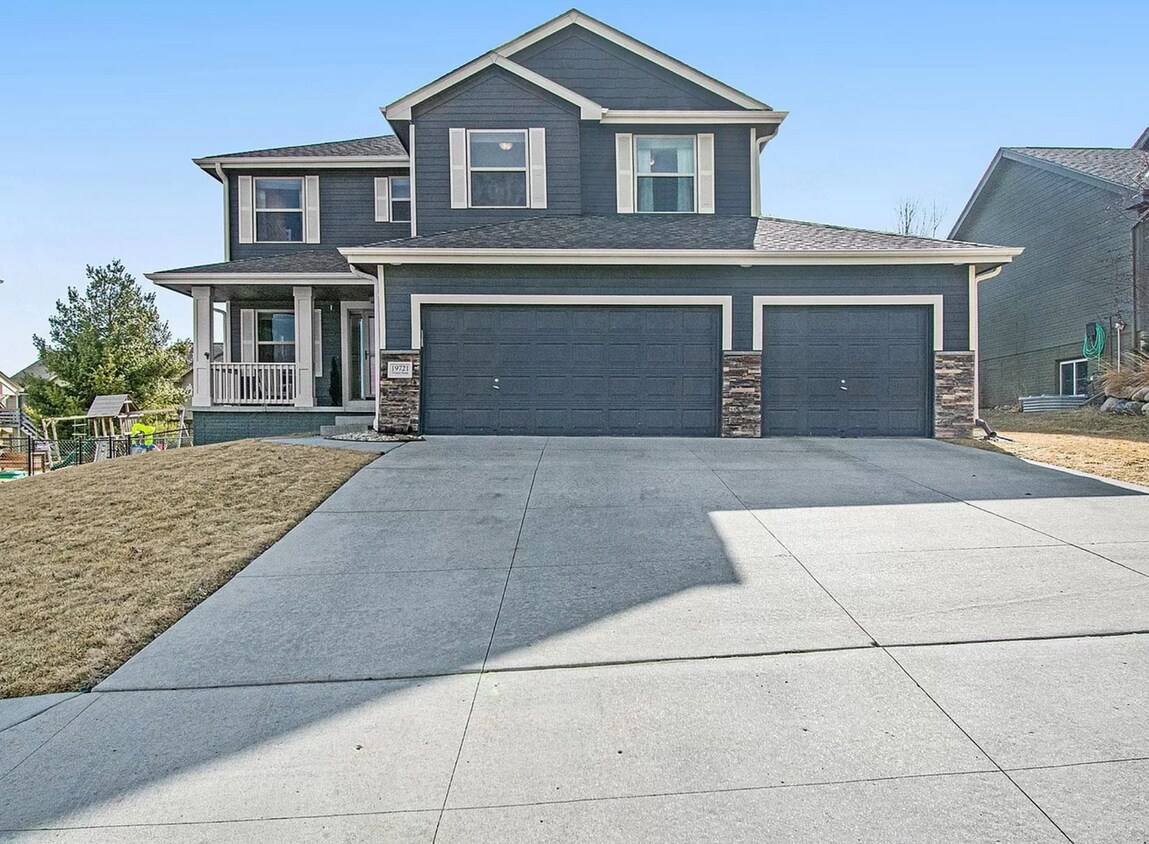 Primary Photo - Beautiful 4 Bedroom In Elkhorn South!!