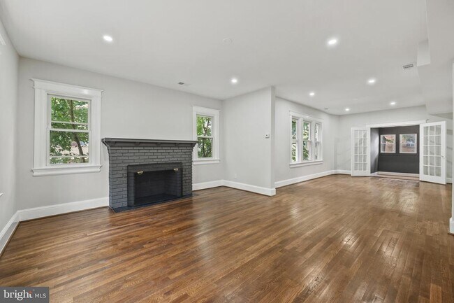 Foto del edificio - 3551 Hertford Pl NW