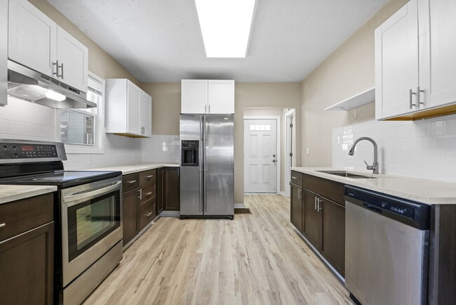 Building Photo - 1421 Dowling Ave N