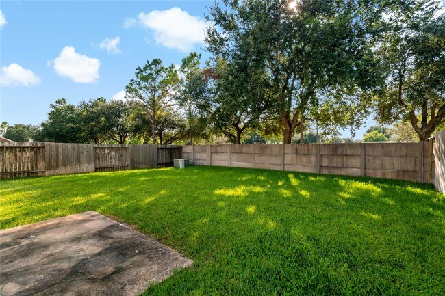 Foto del edificio - 5422 Summer Spring Ln