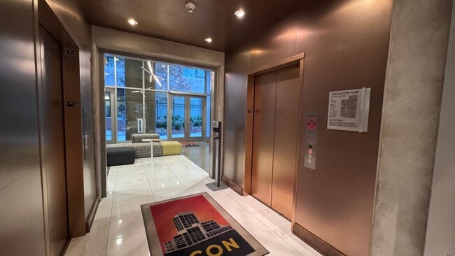 Building Photo - Urban Living with Iconic Views