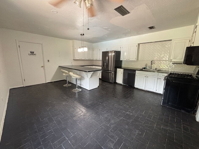 Building Photo - Spacious JHome in Southern Hills
