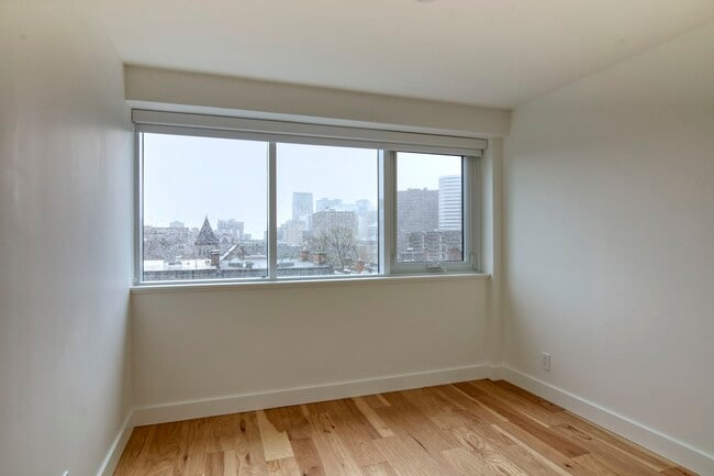 Building Photo - 3460 Rue Peel