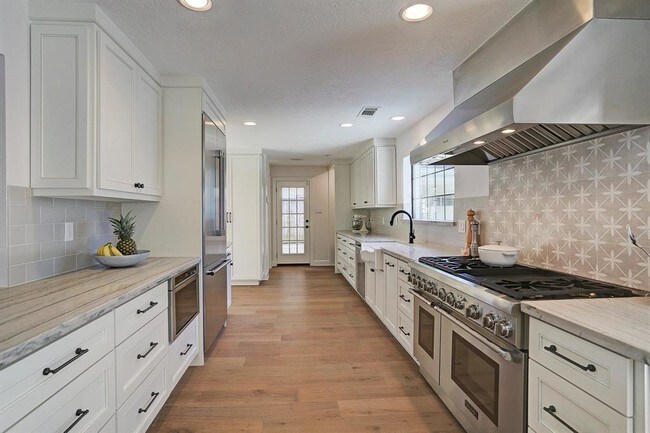 Foto del edificio - 10710 Deerwood Rd