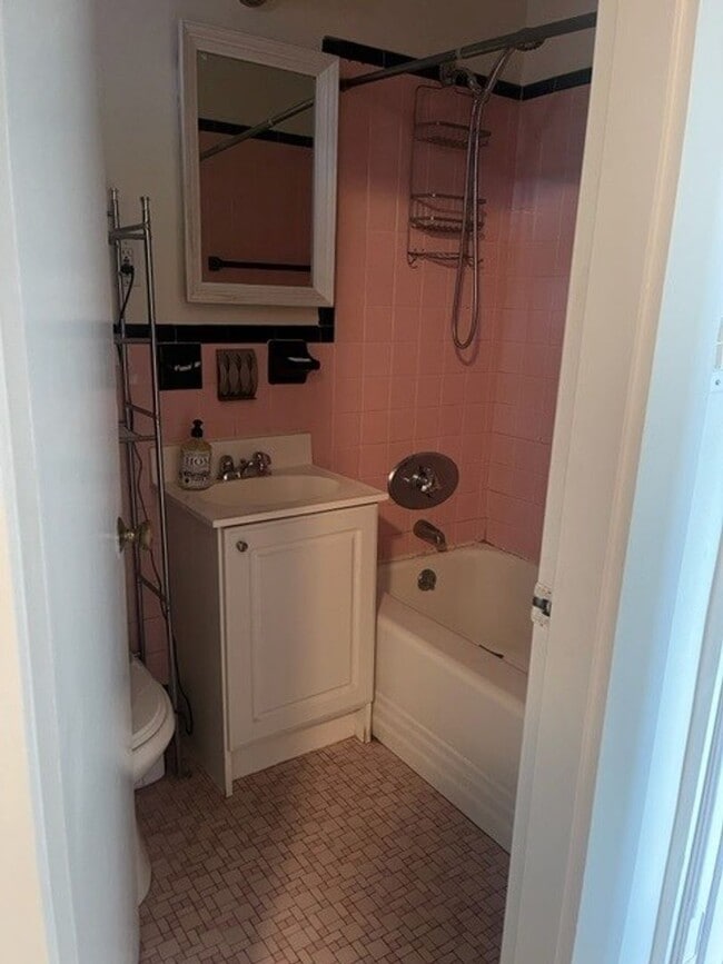 Building Photo - HUge 1 bed in Newton