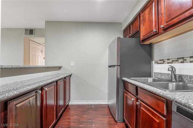 Building Photo - 4330 Sandy River Dr