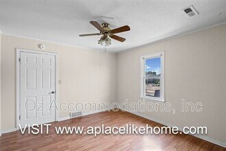 Building Photo - 563 S Ash Ave