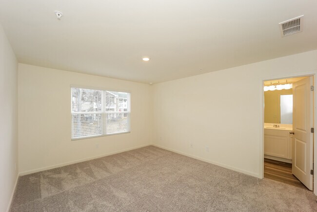 Building Photo - Fantastic 3bd/2.5ba home! Coming soon!