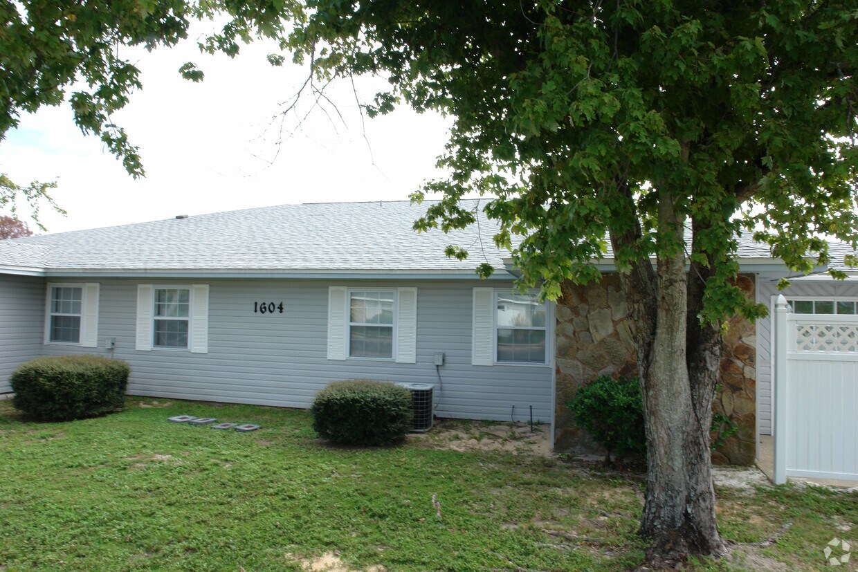 Building Photo - 1604 Green Briar Pky