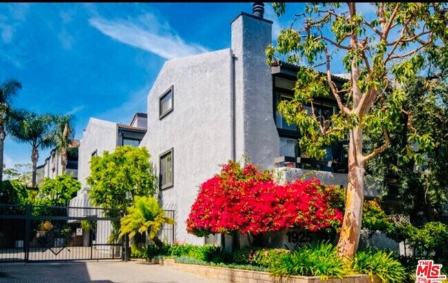 Foto del edificio - 1925 S Beverly Glen Blvd