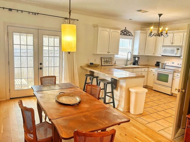 Foto del edificio - 951 Frontage Rd