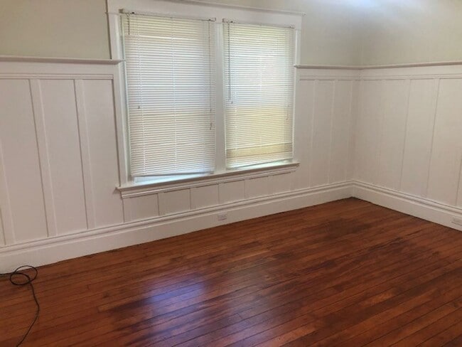 Building Photo - 2 Bedroom 1 Bath**Washer/Dryer in Unit**Di...