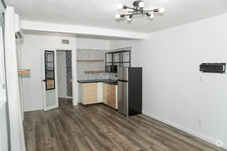 Building Photo - 903 N Golf Dr