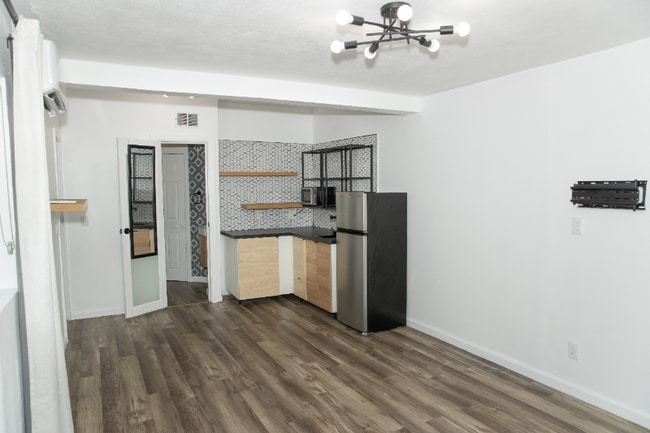 Photo - 903 N Golf Dr Apartment