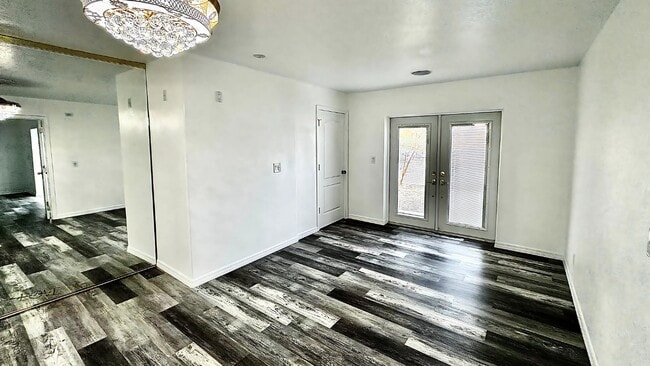 Building Photo - 546 SE 5th Ave