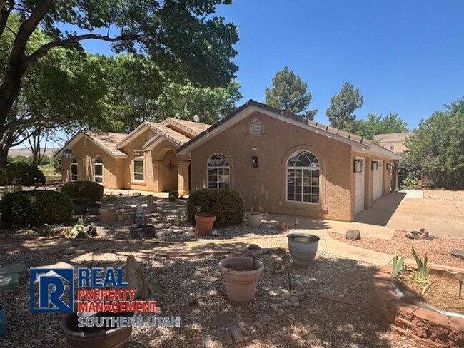 Foto del edificio - Hurricane Home on Large Lot