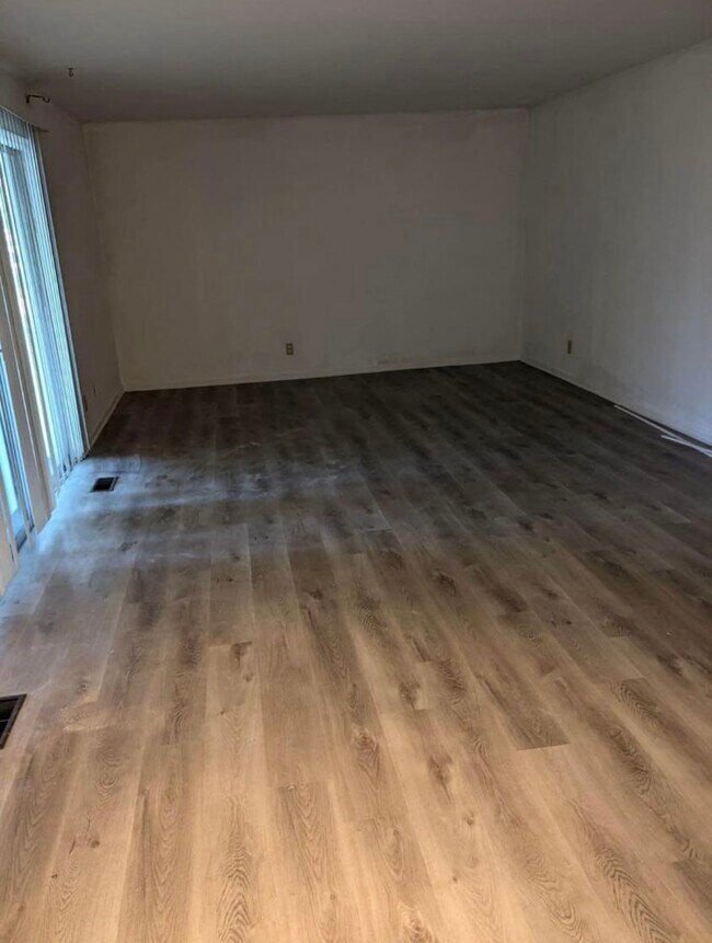 Building Photo - 6150 Birch Row Dr