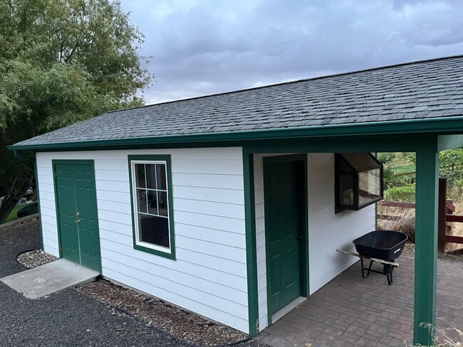 Building Photo - Beautiful 3 Bedroom Home on 0.65 Acres wit...