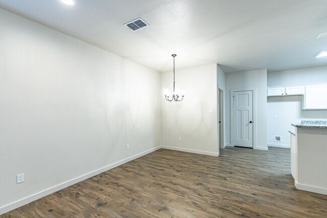 Foto del edificio - 12003 Englewood Ave