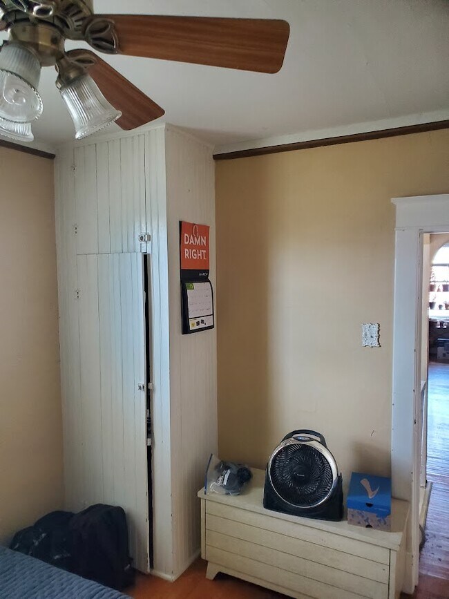 armario en el dormitorio - 606 7th St N