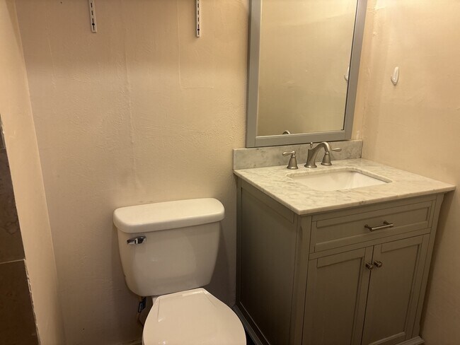 Foto del edificio - 145 E Main St