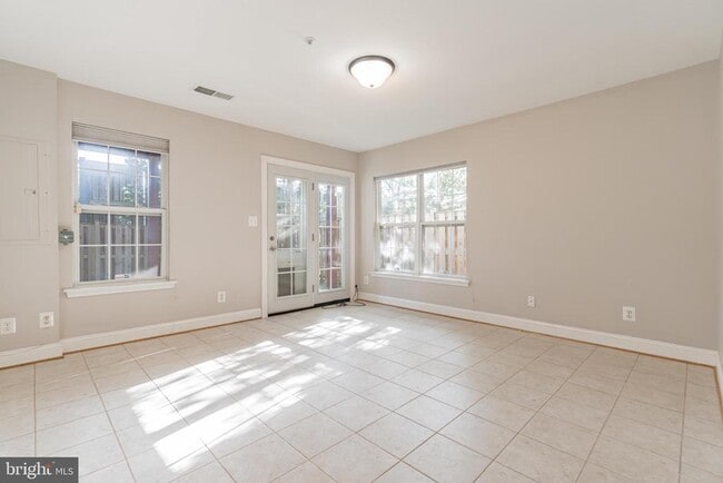Foto del edificio - 3801 Watkins Mill Dr