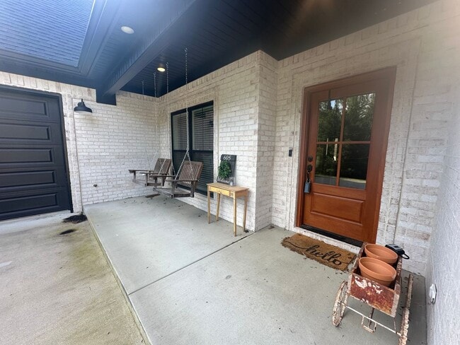 Building Photo - Stunning 4BR/2BA Home in Legacy Hill Estates