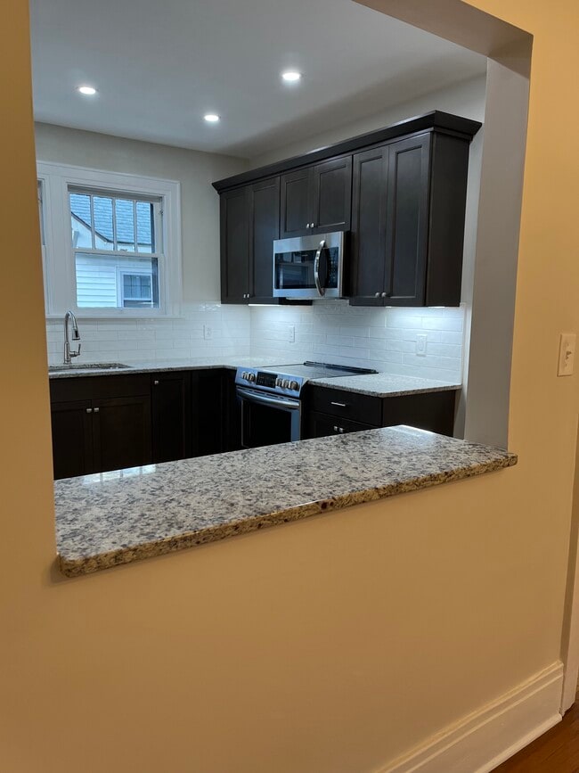 Kitchen - 10 Huntington Pl