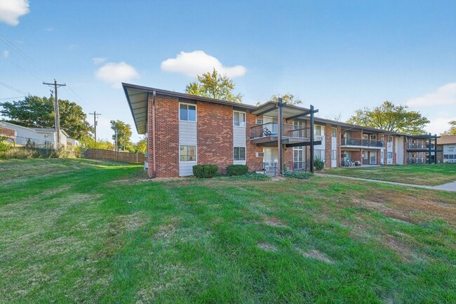 Foto del edificio - SECTION 8 WELCOME!8727 Sieloff Dr Unit B, Hazelwood, MO 63042